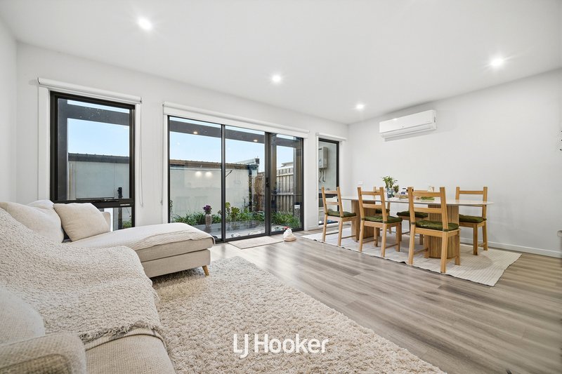 Photo - 12 Aberforth Place, Hampton Park VIC 3976 - Image 4