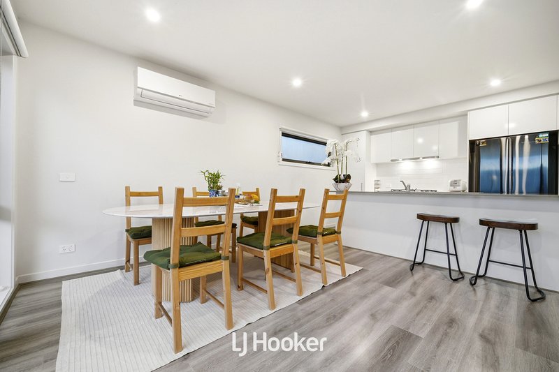 Photo - 12 Aberforth Place, Hampton Park VIC 3976 - Image 5