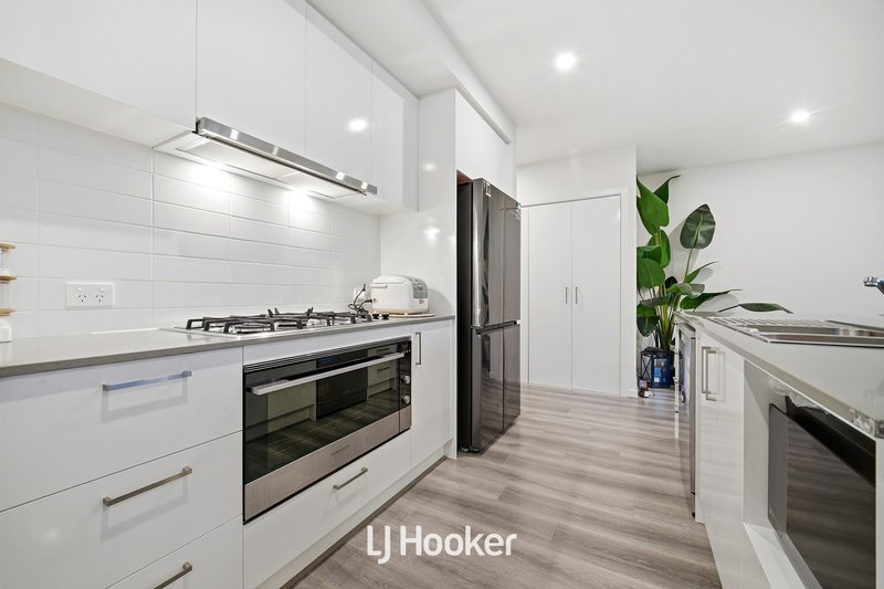 Photo - 12 Aberforth Place, Hampton Park VIC 3976 - Image 9
