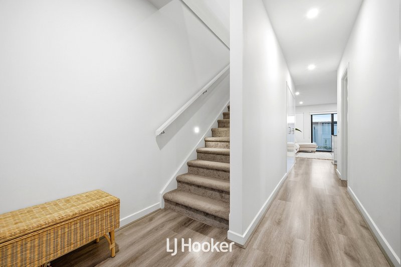 Photo - 12 Aberforth Place, Hampton Park VIC 3976 - Image 11