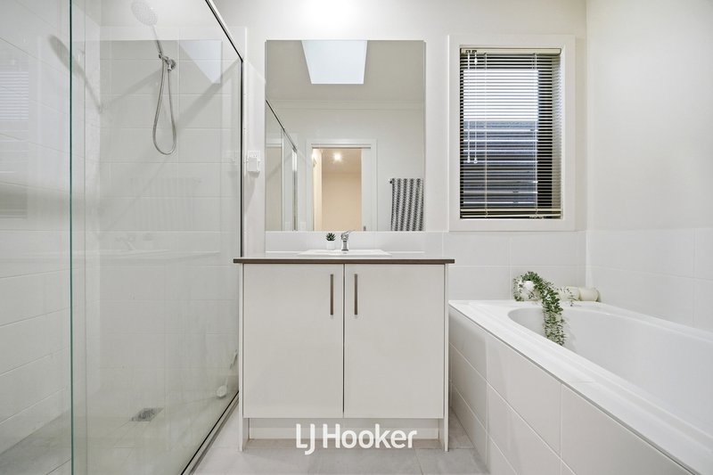Photo - 12 Aberforth Place, Hampton Park VIC 3976 - Image 14