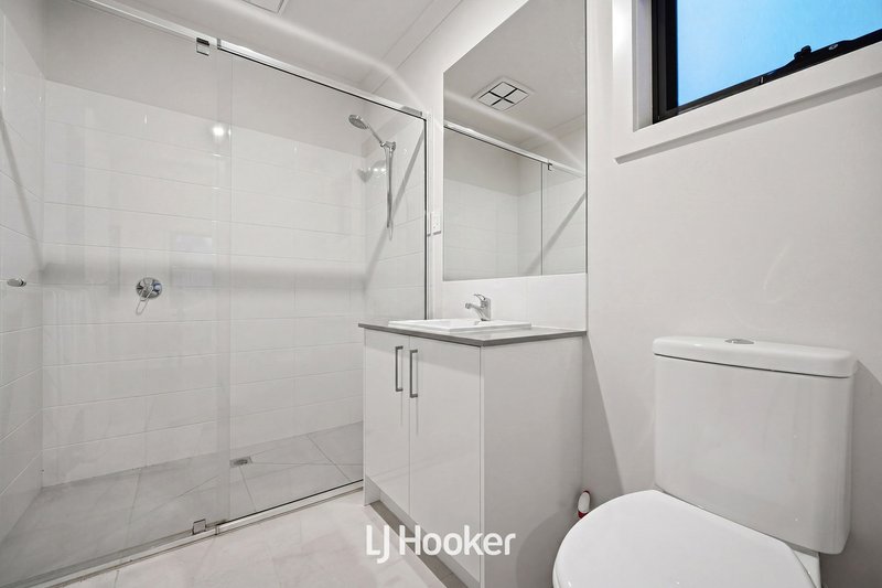 Photo - 12 Aberforth Place, Hampton Park VIC 3976 - Image 16
