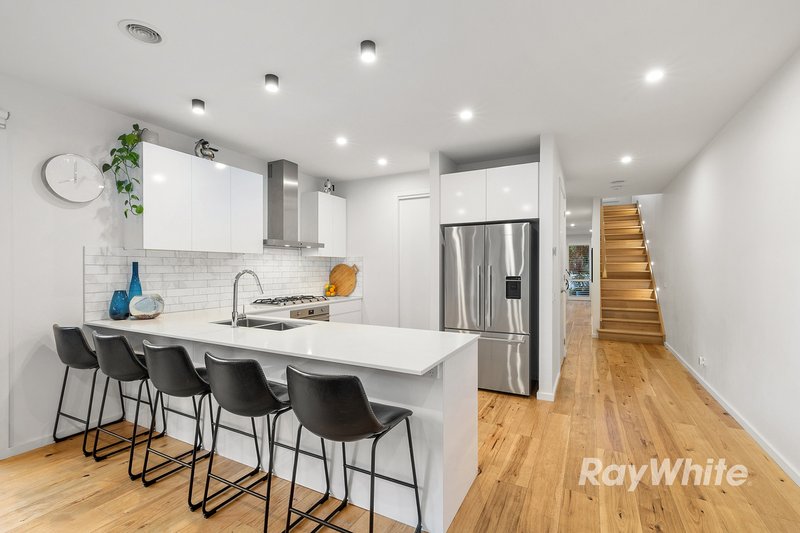 Photo - 1/2 Amiriya Street, Bentleigh East VIC 3165 - Image 3