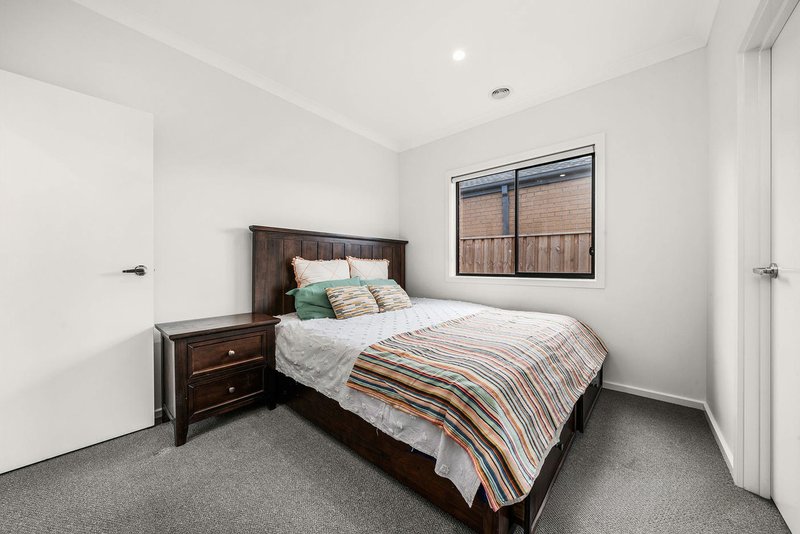 Photo - 12 Arthurdale Crescent, Werribee VIC 3030 - Image 6