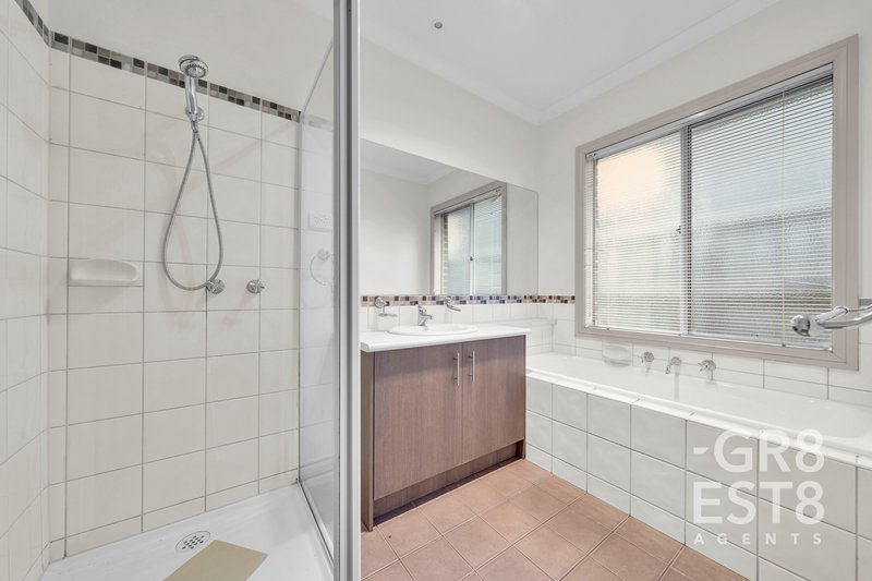 Photo - 12 Atkinson Drive, Berwick VIC 3806 - Image 8