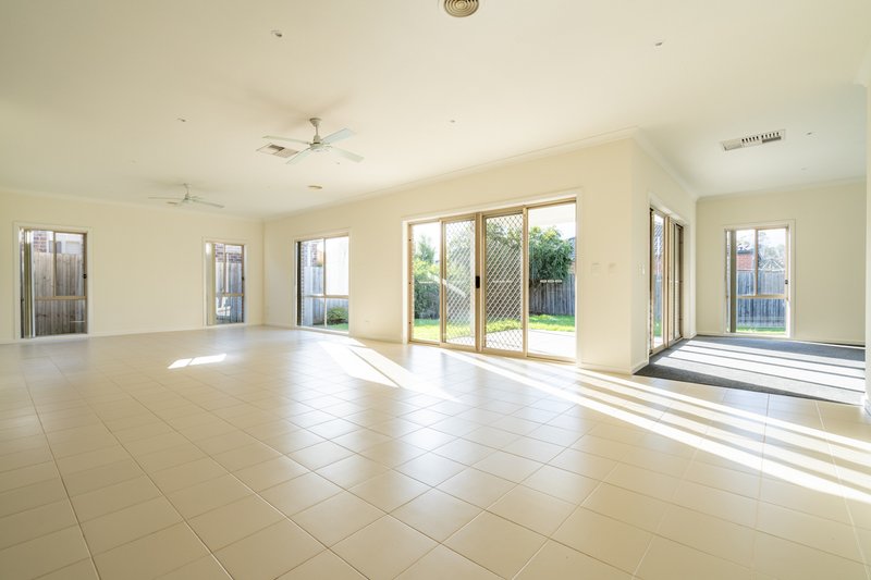 Photo - 12 Auburn Road, South Morang VIC 3752 - Image 3