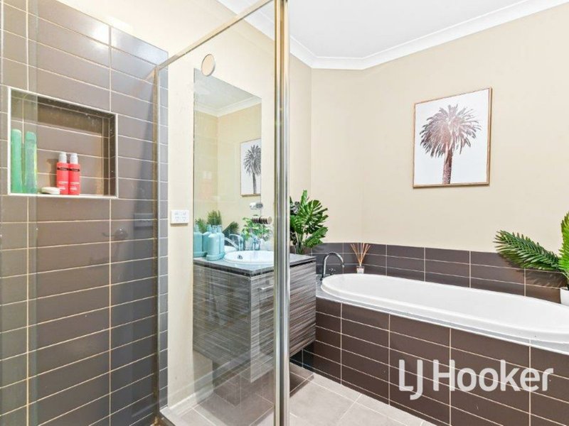 Photo - 12 Bailey Place, Pakenham VIC 3810 - Image 6