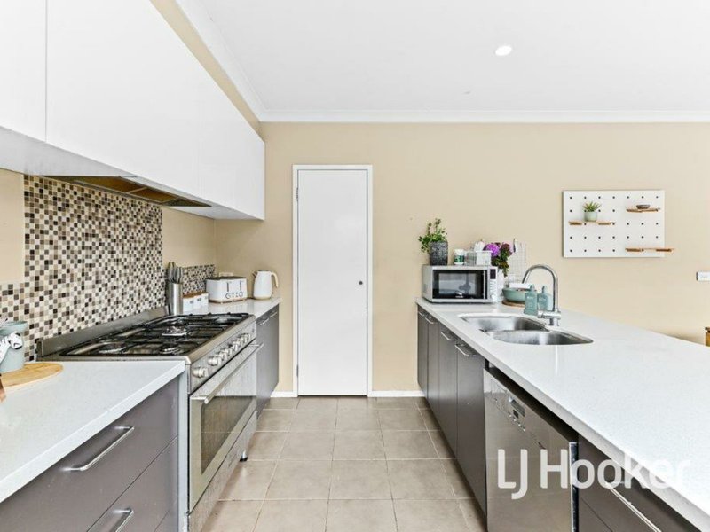 Photo - 12 Bailey Place, Pakenham VIC 3810 - Image 10