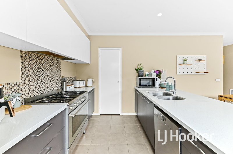 Photo - 12 Bailey Place, Pakenham VIC 3810 - Image 3