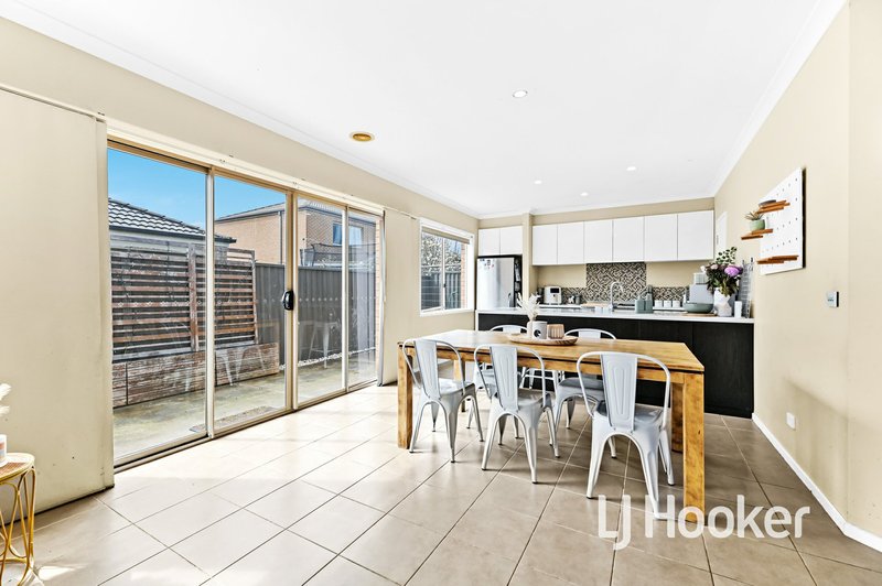 Photo - 12 Bailey Place, Pakenham VIC 3810 - Image 4