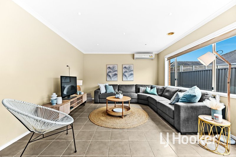 Photo - 12 Bailey Place, Pakenham VIC 3810 - Image 6