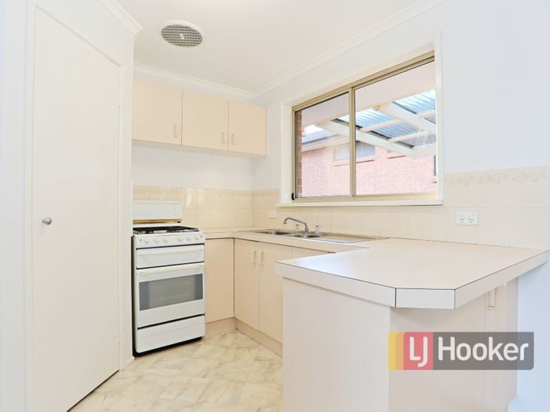 Photo - 12 Balmoral Way, Pakenham VIC 3810 - Image 3