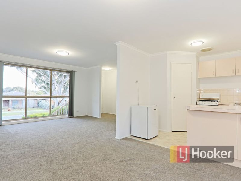 Photo - 12 Balmoral Way, Pakenham VIC 3810 - Image 4