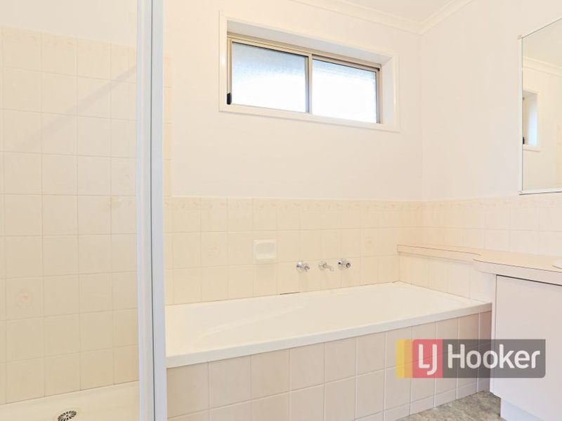 Photo - 12 Balmoral Way, Pakenham VIC 3810 - Image 7