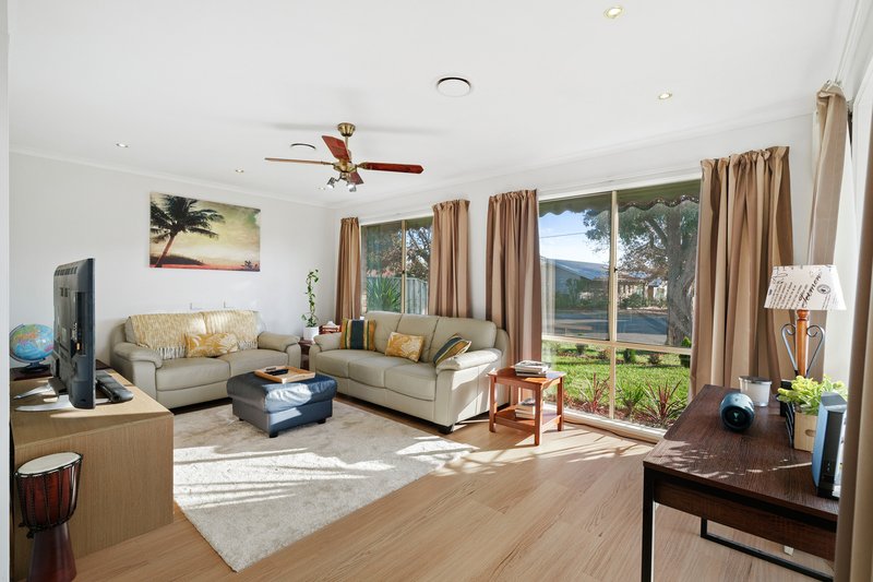Photo - 12 Baradine Street, Chadstone VIC 3148 - Image 2