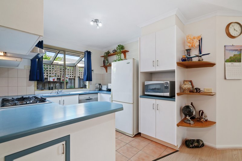 Photo - 12 Baradine Street, Chadstone VIC 3148 - Image 4