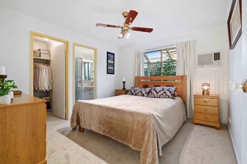 Photo - 12 Baradine Street, Chadstone VIC 3148 - Image 6