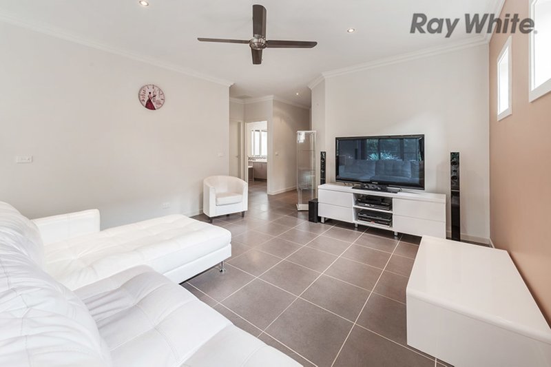 Photo - 12 Barrington Circuit, Caroline Springs VIC 3023 - Image 3