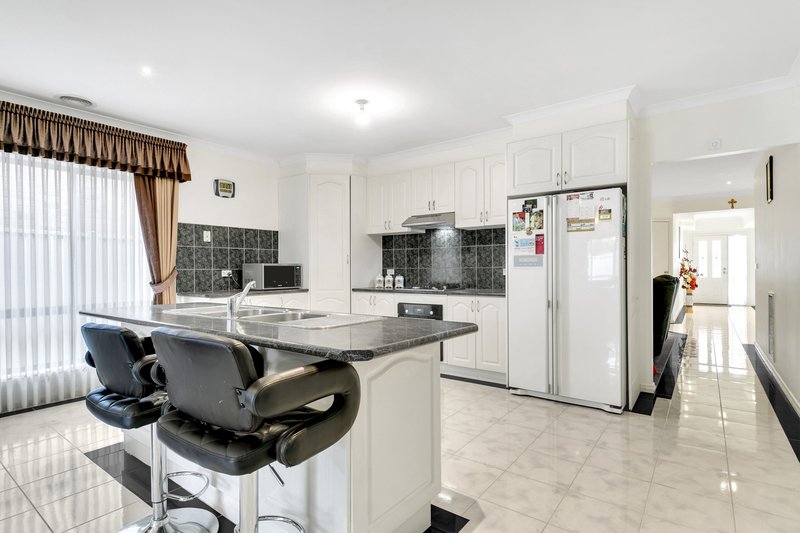 Photo - 12 Bay Meadow Green, Craigieburn VIC 3064 - Image 5