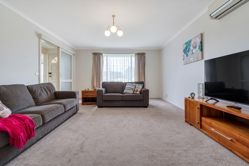 Photo - 12 Beckington Place, Craigieburn VIC 3064 - Image 4