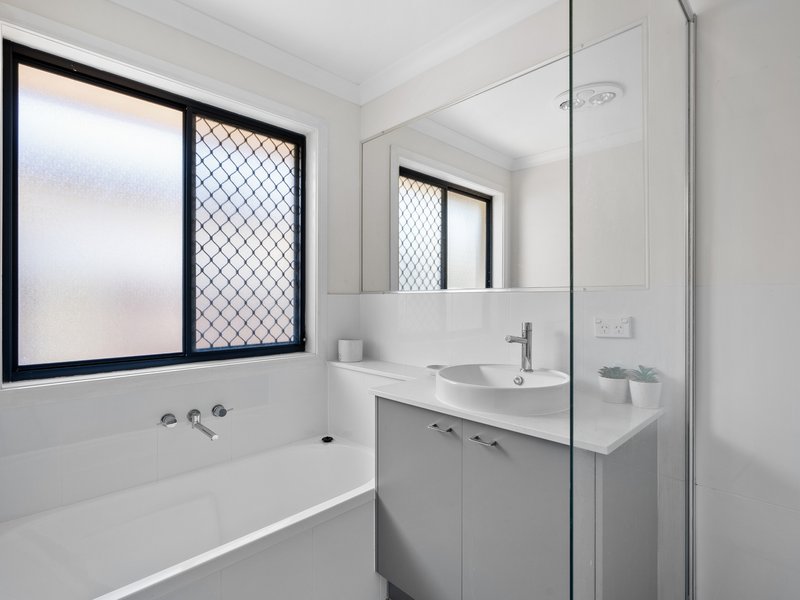 Photo - 12 Biggera Court, Sandstone Point QLD 4511 - Image 11