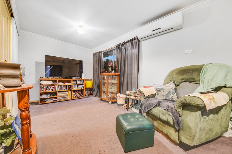 Photo - 12 Bill Place, Hampton Park VIC 3976 - Image 4