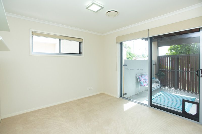 Photo - 12 Birdwood Road, Holland Park QLD 4121 - Image 15