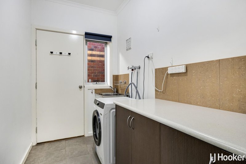 Photo - 1/2 Bronton Close, Kurunjang VIC 3337 - Image 11