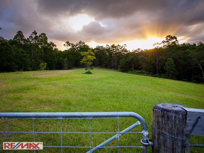 Photo - 12 Brownlow Court, Cashmere QLD 4500 - Image 22