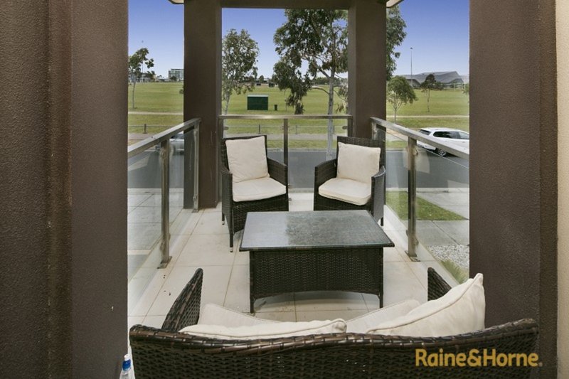 Photo - 12 Brunton Avenue, Caroline Springs VIC 3023 - Image 7