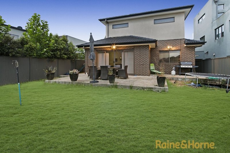 Photo - 12 Brunton Avenue, Caroline Springs VIC 3023 - Image 10