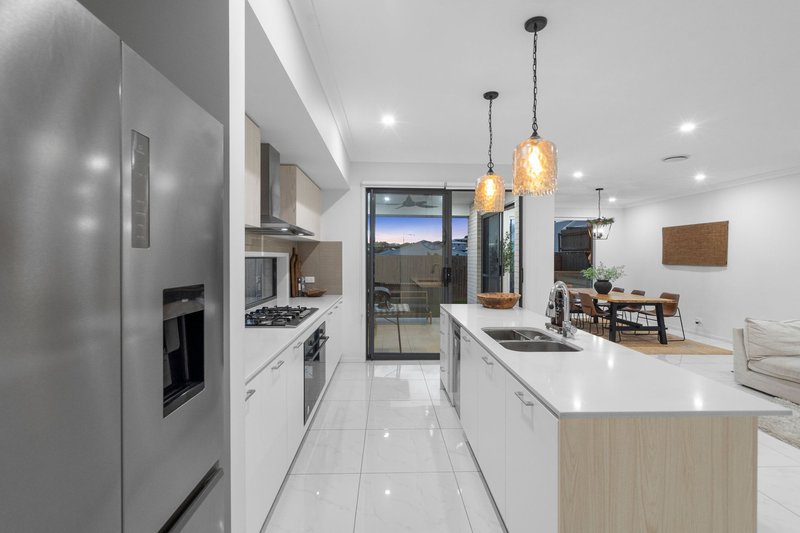 Photo - 12 Brushbox Street, Bahrs Scrub QLD 4207 - Image 7