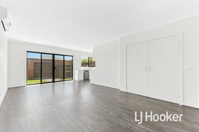 Photo - 12 Burnden Close, Berwick VIC 3806 - Image 4