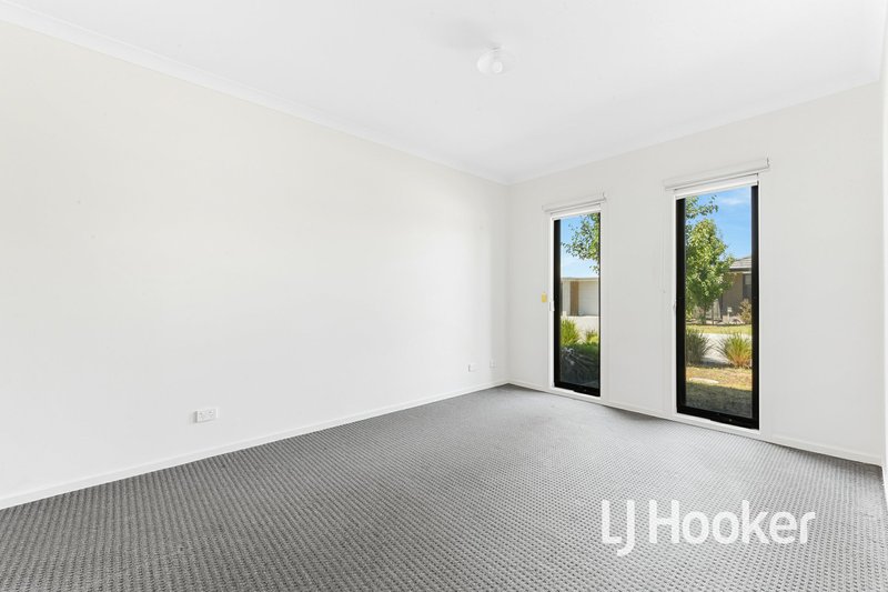 Photo - 12 Burnden Close, Berwick VIC 3806 - Image 5