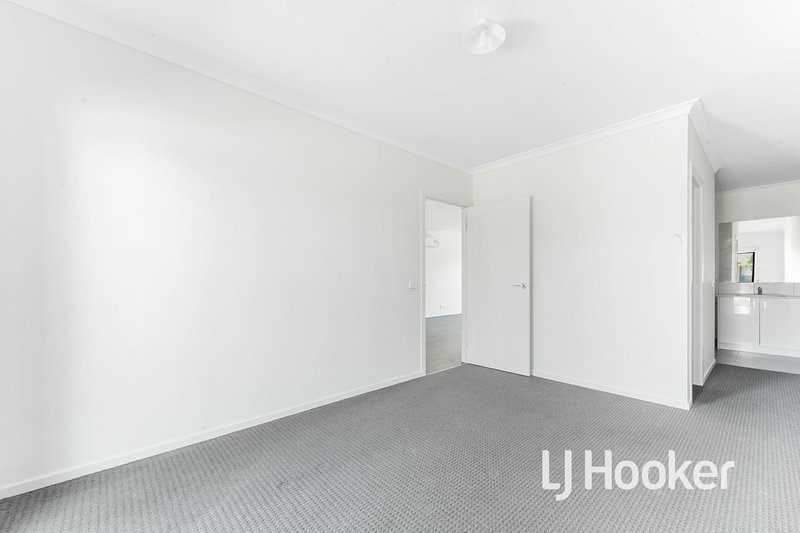 Photo - 12 Burnden Close, Berwick VIC 3806 - Image 8