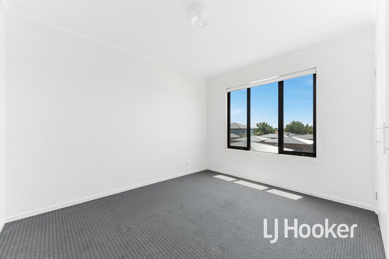 Photo - 12 Burnden Close, Berwick VIC 3806 - Image 11