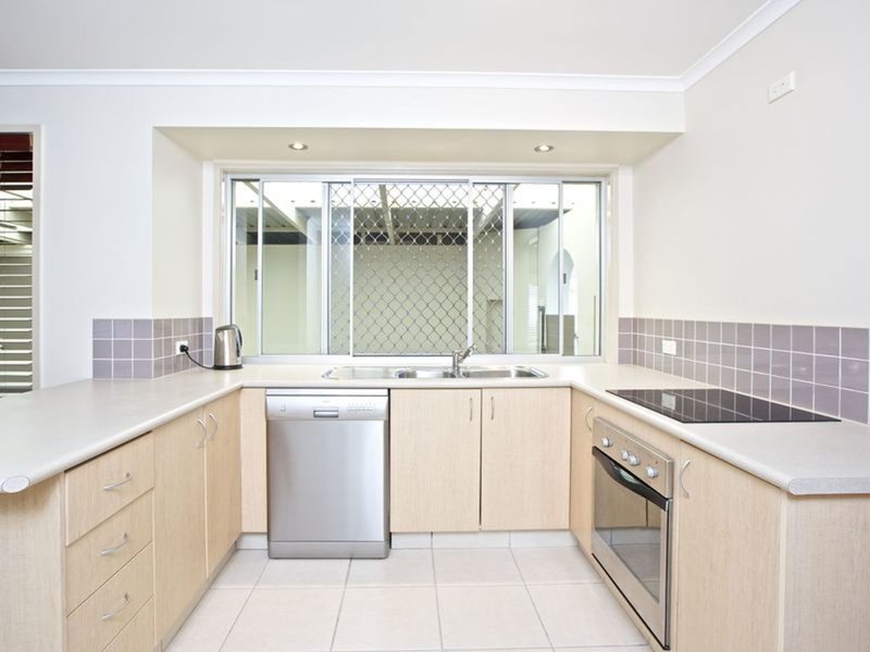 Photo - 12 Burrinjuck Dr , Coombabah QLD 4216 - Image 11