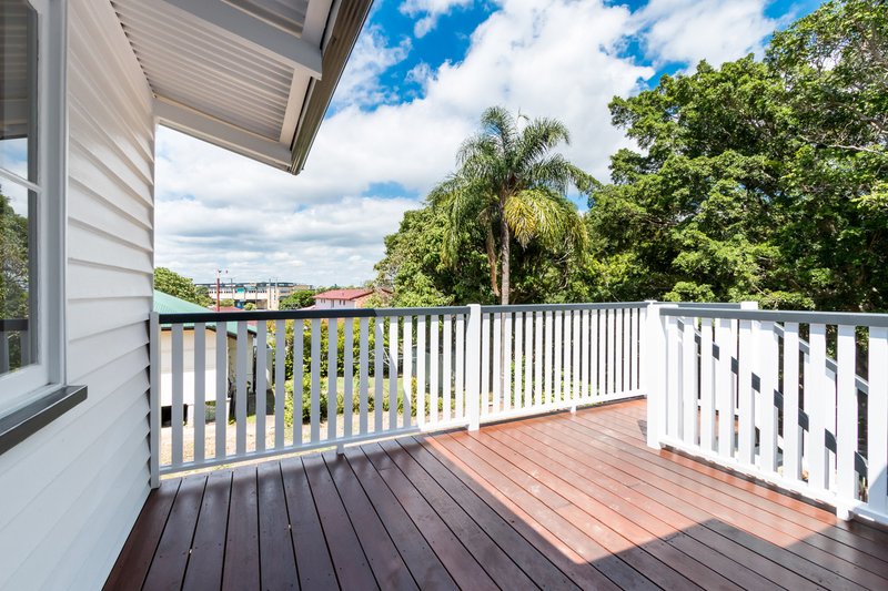 Photo - 12 Byrneside Terrace, Wynnum QLD 4178 - Image 11