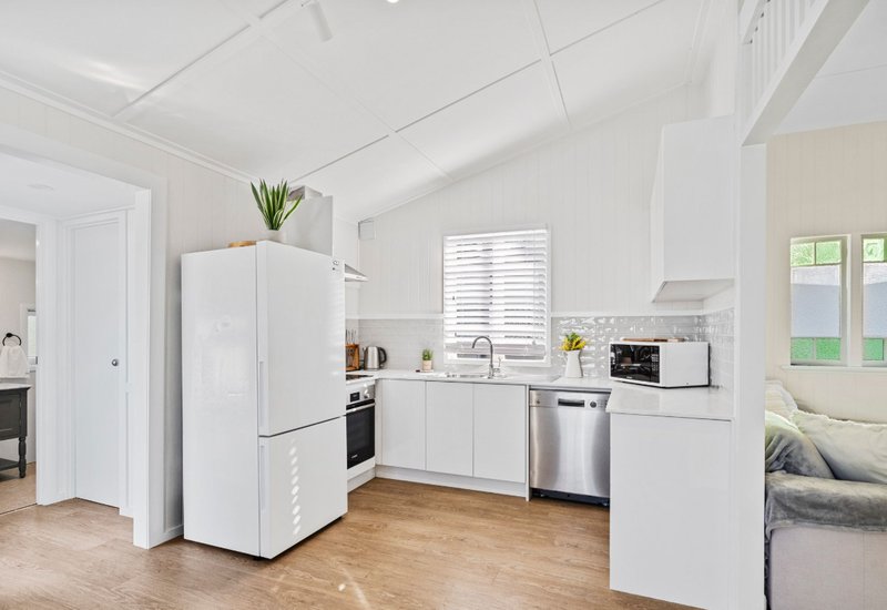 Photo - 12 Byrneside Terrace, Wynnum QLD 4178 - Image 4