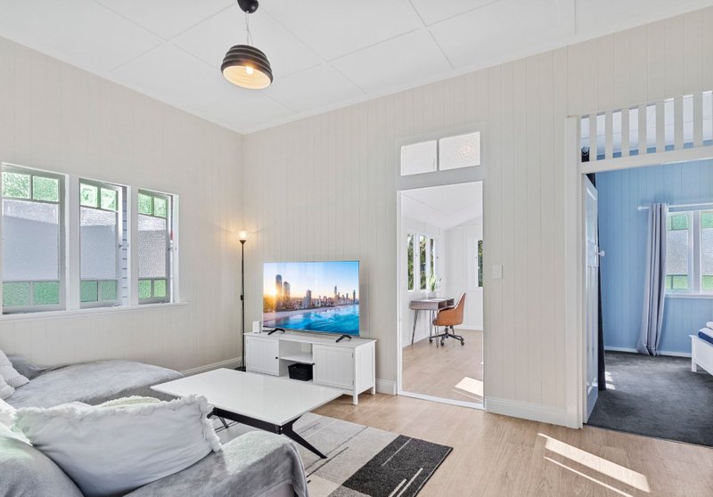 Photo - 12 Byrneside Terrace, Wynnum QLD 4178 - Image 6
