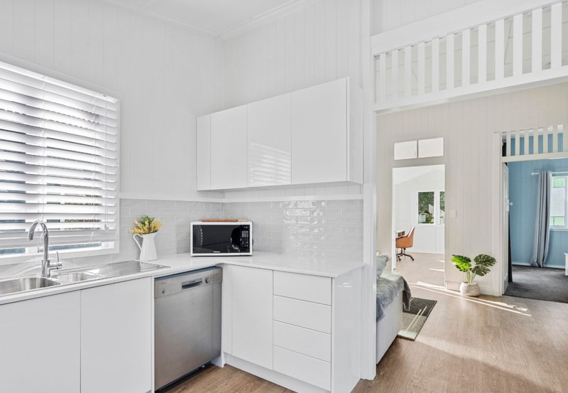 Photo - 12 Byrneside Terrace, Wynnum QLD 4178 - Image 11