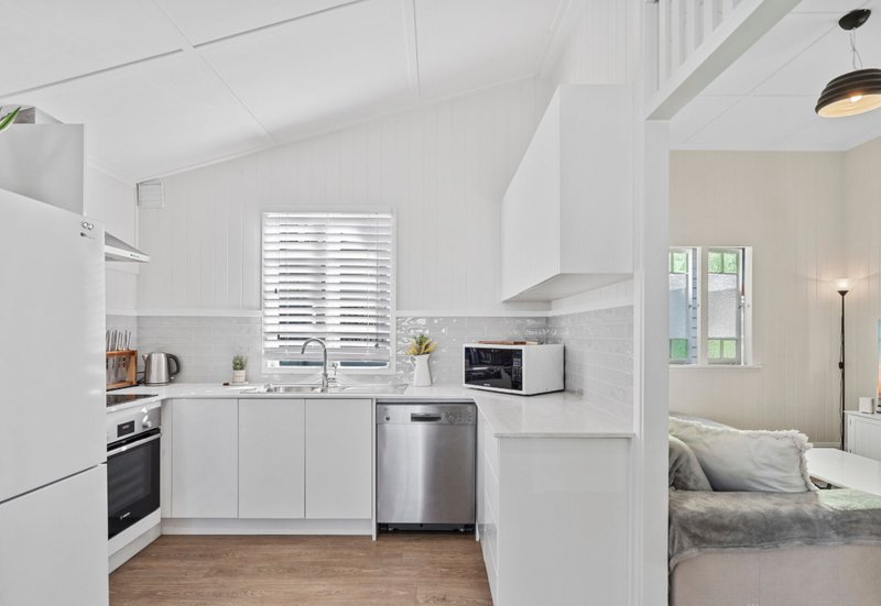 Photo - 12 Byrneside Terrace, Wynnum QLD 4178 - Image 12