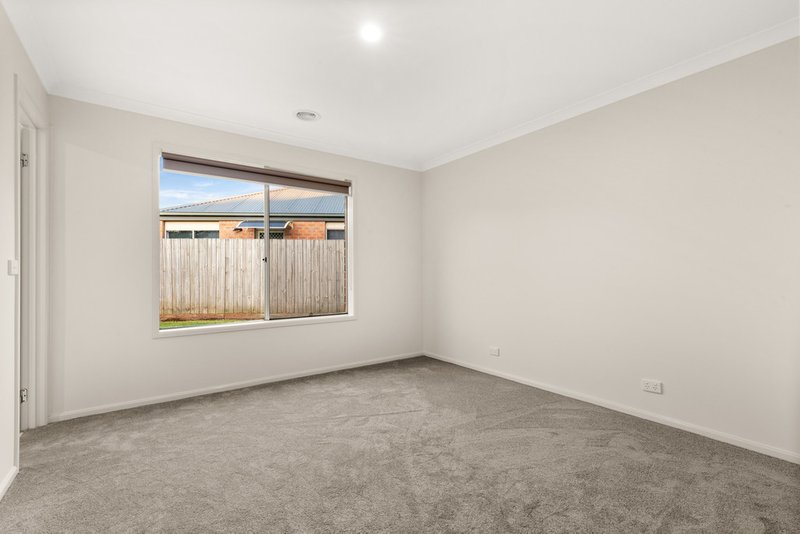 Photo - 12 Camelia Way, Pakenham VIC 3810 - Image 5