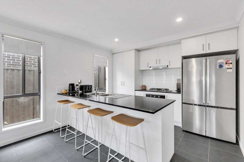 Photo - 12 Canadian Avenue, Werribee VIC 3030 - Image 2