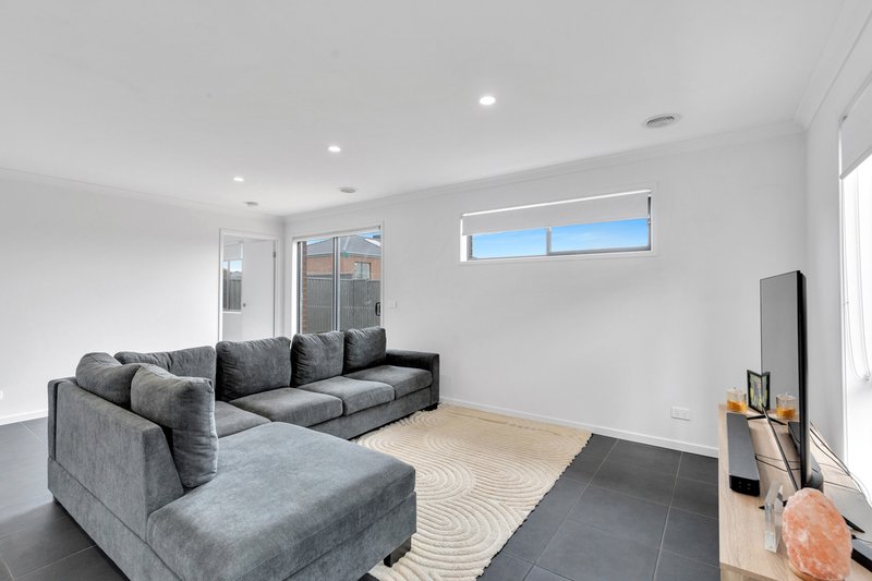 Photo - 12 Canadian Avenue, Werribee VIC 3030 - Image 5