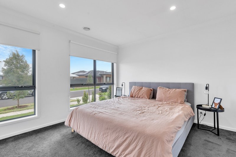 Photo - 12 Canadian Avenue, Werribee VIC 3030 - Image 6