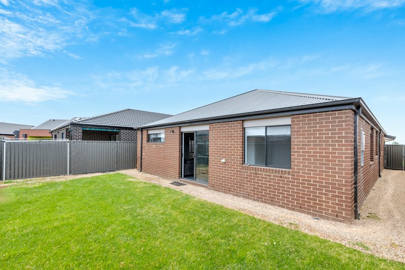 Photo - 12 Canadian Avenue, Werribee VIC 3030 - Image 11