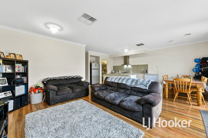 Photo - 12 Chancery Lane, Cranbourne East VIC 3977 - Image 4