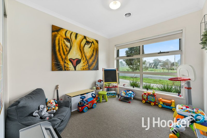 Photo - 12 Chancery Lane, Cranbourne East VIC 3977 - Image 11