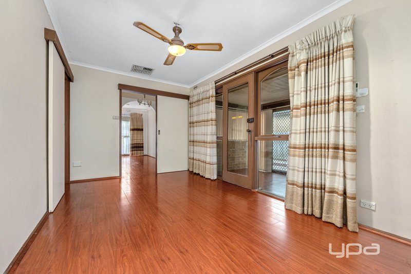 Photo - 12 Charlbury Grove, St Albans VIC 3021 - Image 4